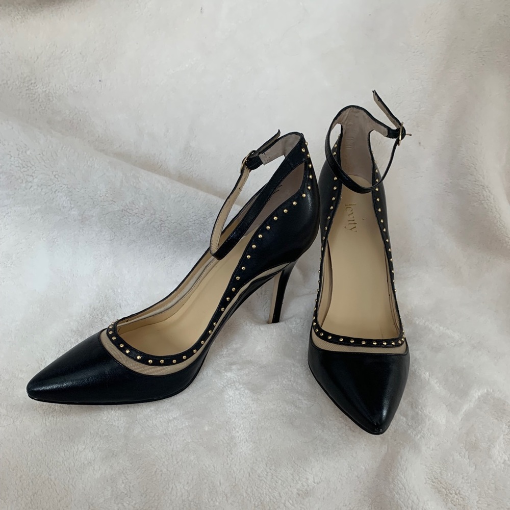 Black leather pointed-toe pumps